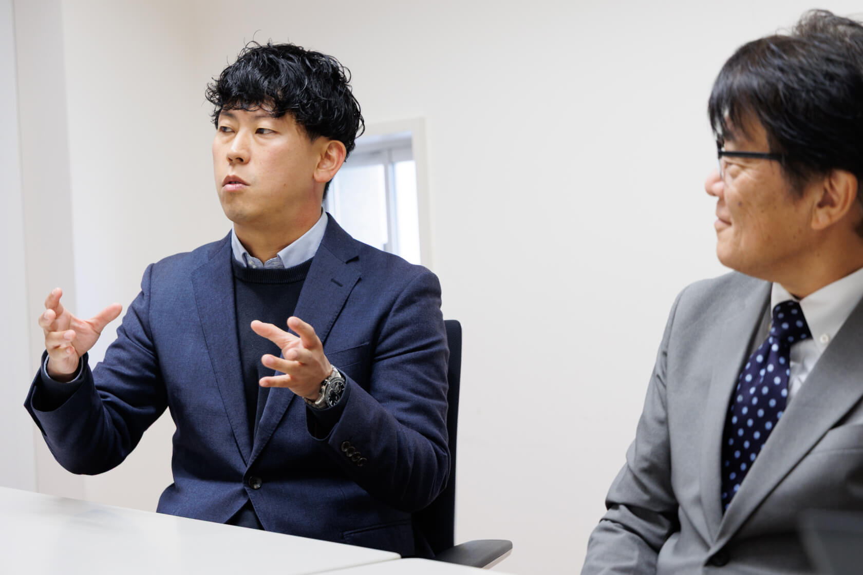 「いまがわ食堂」の開発時を語り合っている写真