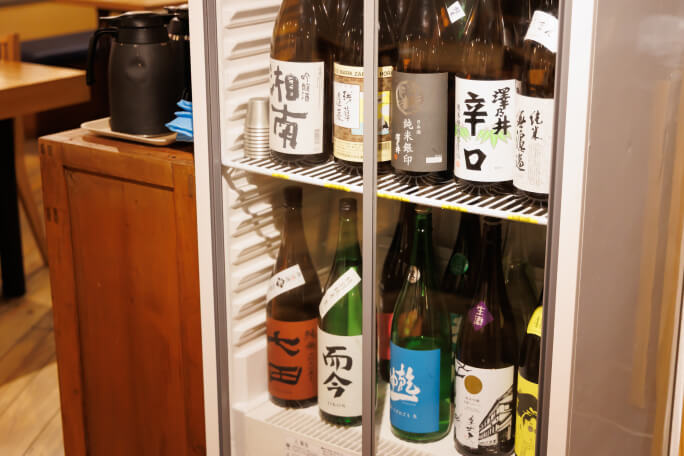 お店の冷蔵庫に日本酒が多く並ぶ