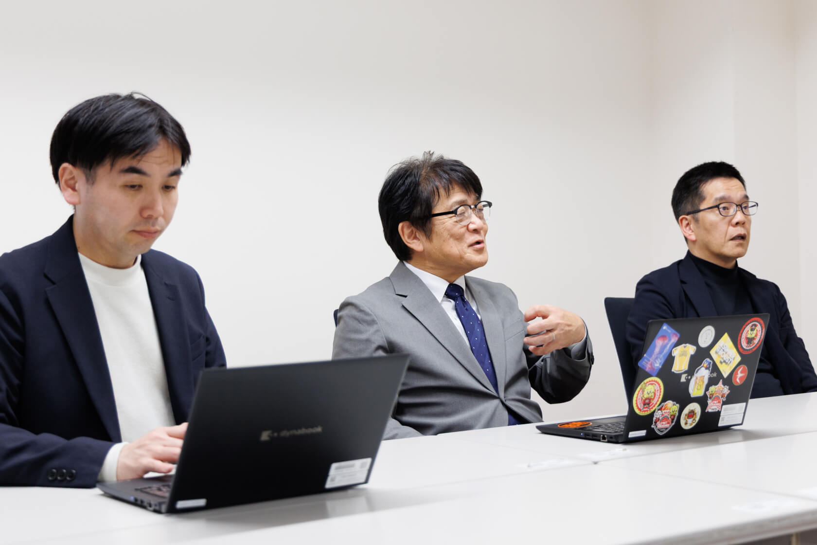 「ビナキッチン」の開発時を語り合っている写真