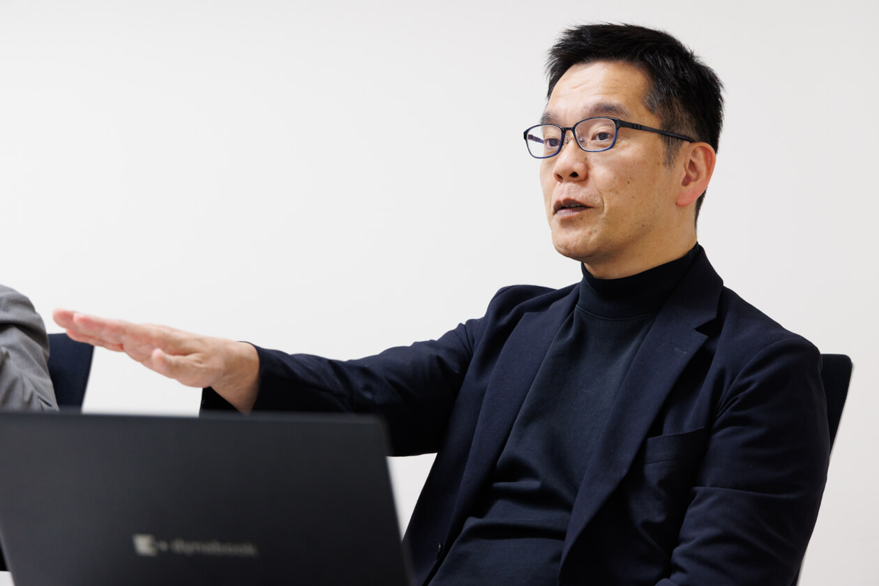 「ビナキッチン」の開発時を語り合っている写真