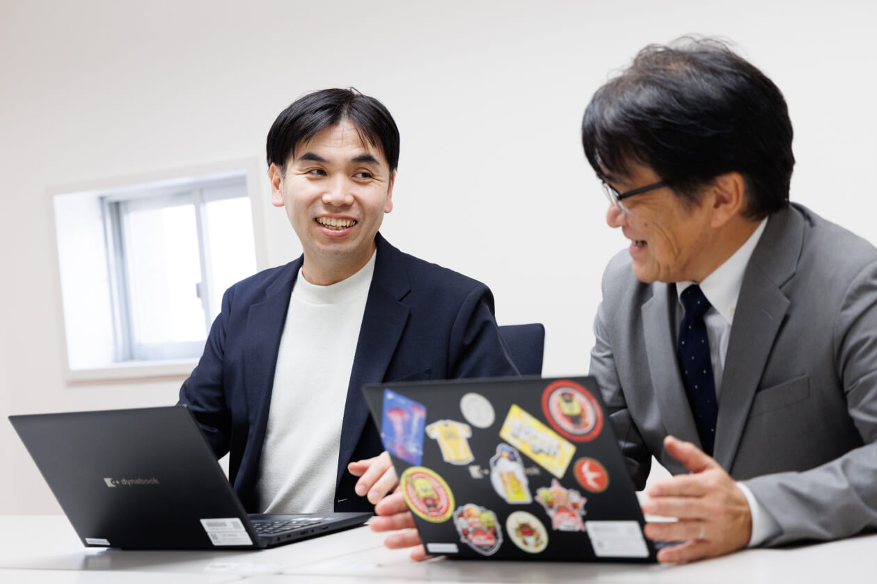 「ビナキッチン」の開発時を語り合っている写真