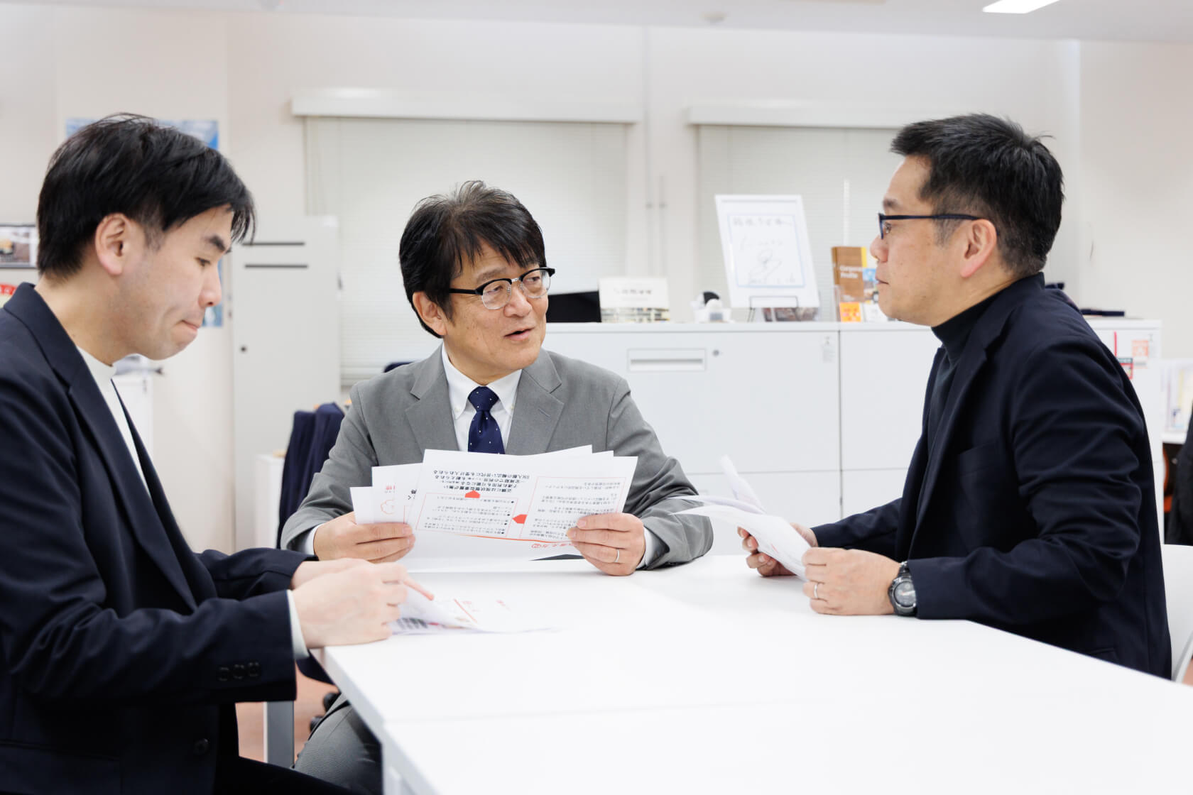 「ビナキッチン」の開発時を語り合っている写真