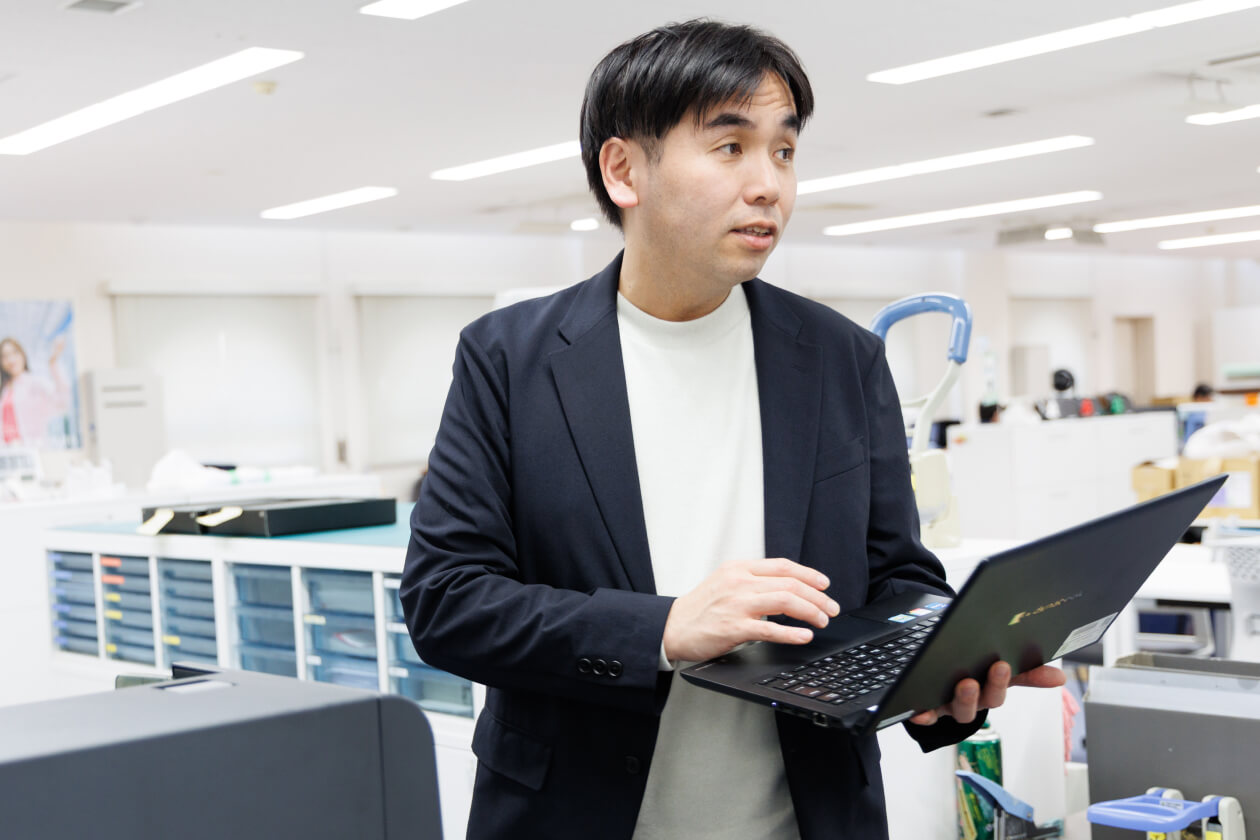 「ビナキッチン」の開発時を語り合っている写真