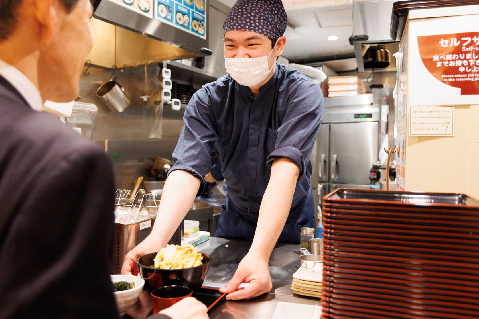 常連さんと会話している様子