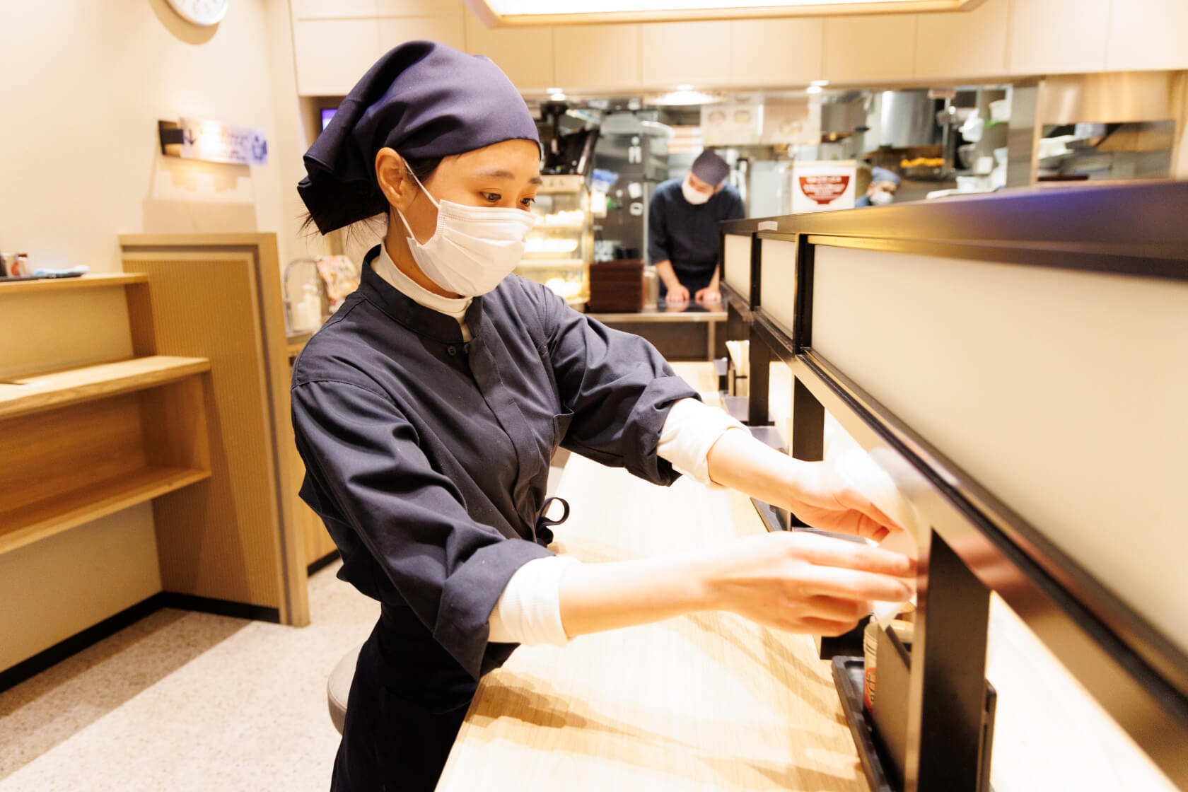 机の上のペーパーを補給している様子