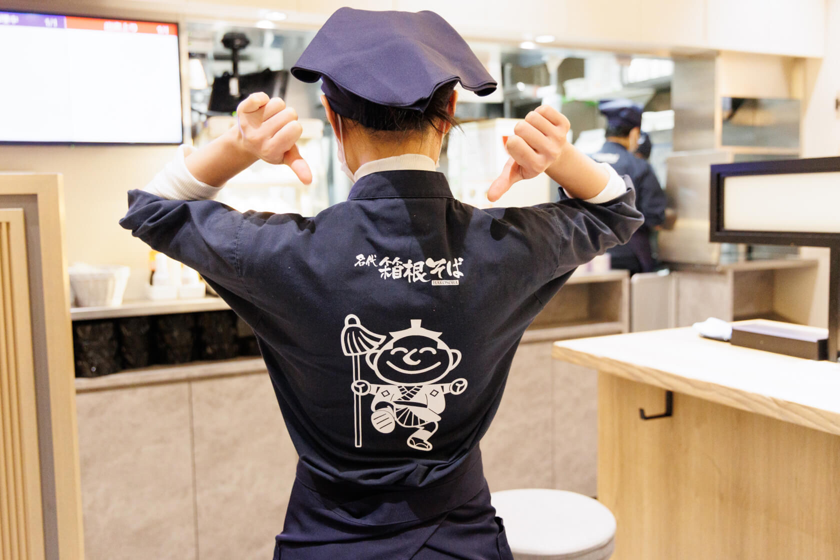 箱根そばの制服をアピール