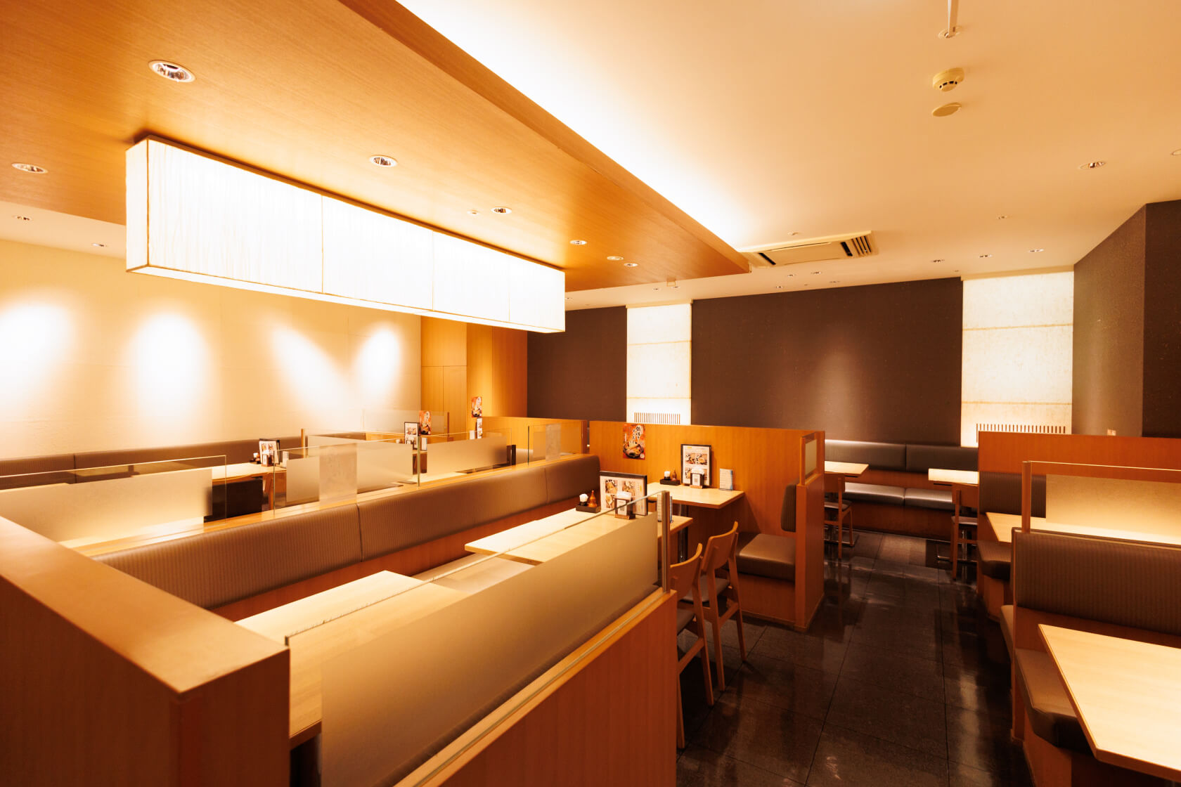 木目調の座席が並ぶ店内