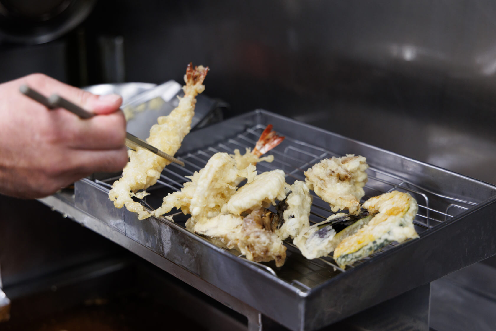 揚げたてのえびやなすの天ぷら