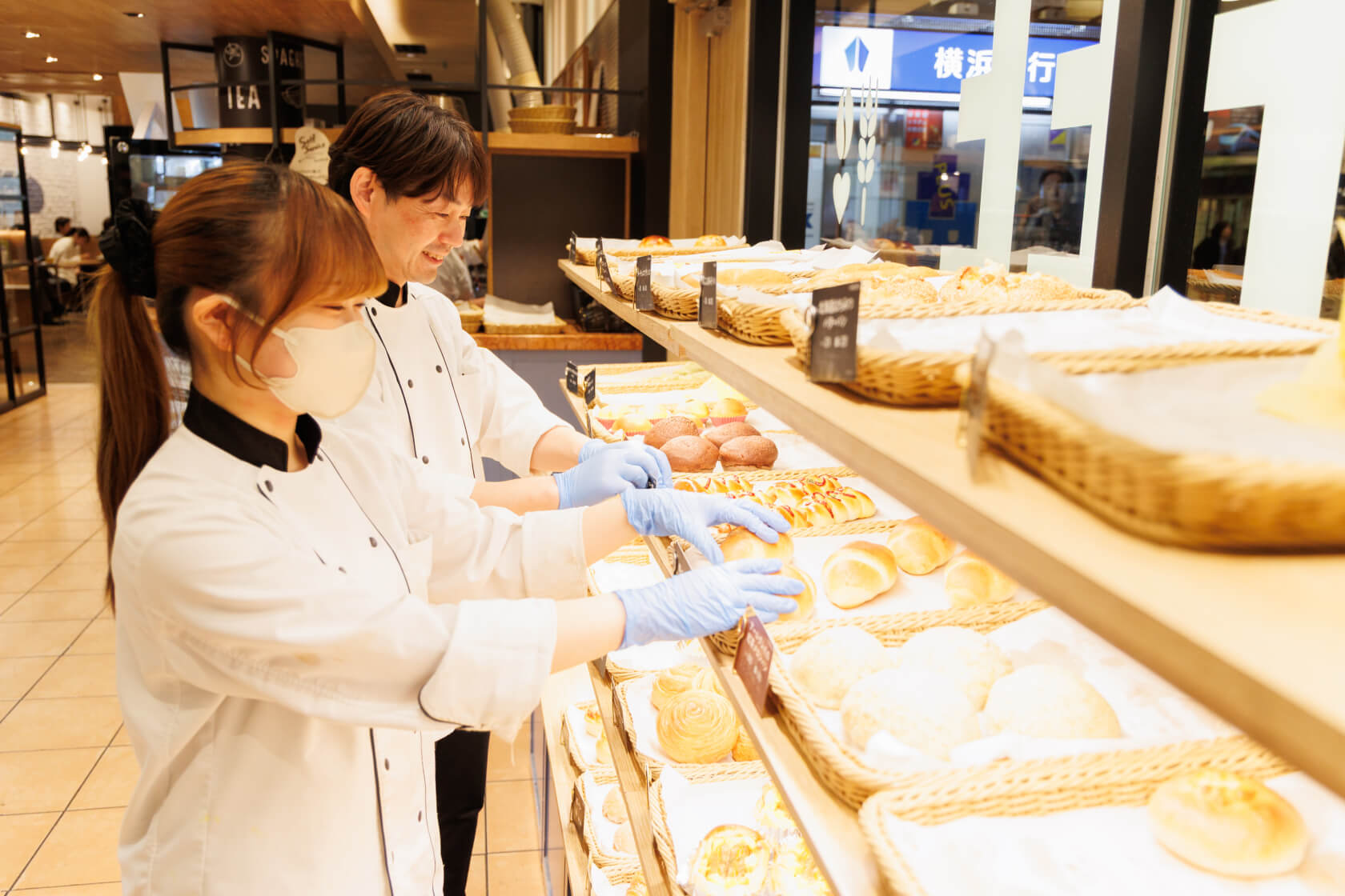 社員が手前にパンを並べている様子
