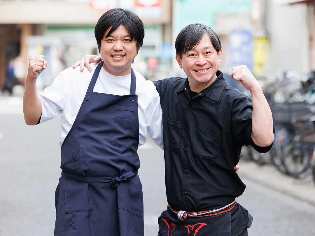 公私に薫陶を得る、つづらお町田店店長 守口（右）と肩を組んでポーズをとっている写真